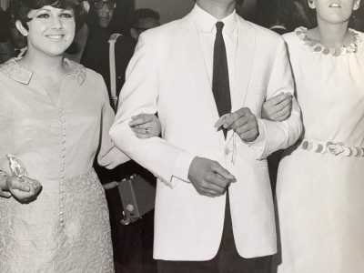 Silvia ci mostra invece una foto della manifestazione canora di Venezia del 1966. Ritrae lo zio assieme ad altre due giovani promesse: Orietta Berti e Caterina Caselli 